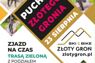 Plakat zawodów rowerowych „Puchar Złotego Gronia”, zaplanowanych na 23 sierpnia. Informuje o zjeździe na czas zieloną trasą z podziałem na grupy wiekowe od 3 do 15 lat. Na zdjęciach widać dzieci jadące na rowerach.